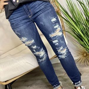 NWT boutique skinny jeans w/ distressing & stretch